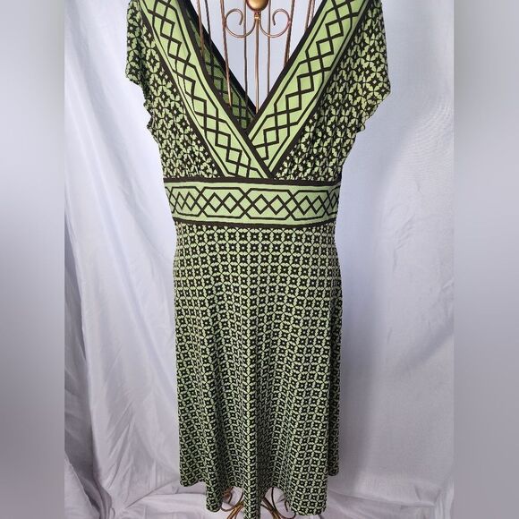 Vintage V~neckline Dress Easy To Pack In Your Suitcase! - Picture 4 of 4